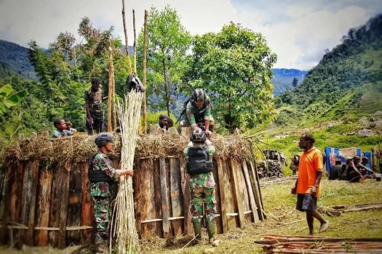 140. Menjaga Kearifan Lokal di Papua Satgas Yonif R 321 Kostrad dan Warga Bahu Membahu Bangun Honai 2 768x512