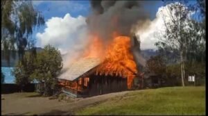 opm bakar sekolah aparat keamanan 696x387 1