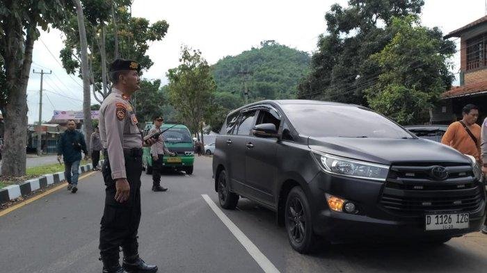 Polisi sedang mengatur lalu lintas di jalur wisata Kabupaten Bandung