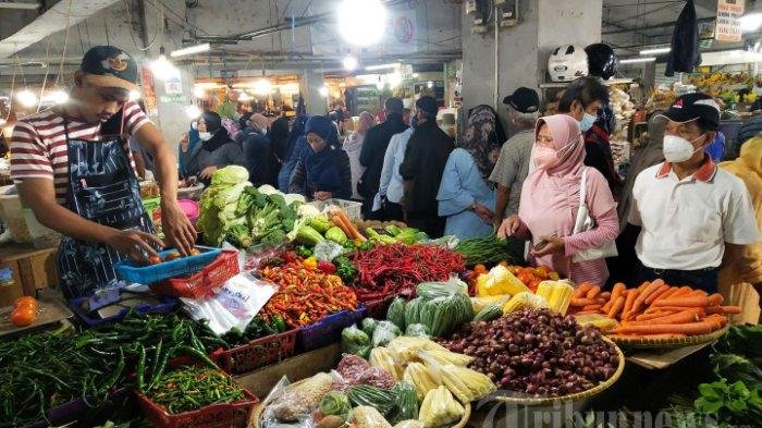 pengunjung berbelanja sayuran di pasar kosambi kota bandung jawa barat senin 2542022