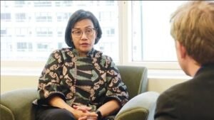 sri mulyani saat diwawancara jurnalis wsj Andrew Duehren