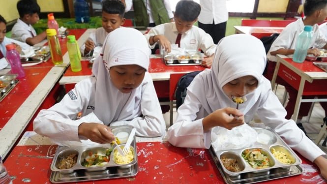 678e1609c5269 program mbg dilaksanakan perdana di kalbar terkendala tempat makan impor dari cina_665_374