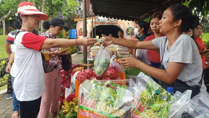 suasana di kegiatan bazar pangan murah atau operasi pasar yang digelar dinas pertanian ketahanan pangan provinsi bali di kawas_169