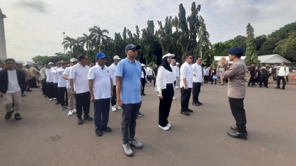 97220 para kepala daerah sedang mengikuti latihan baris berbaris di monas