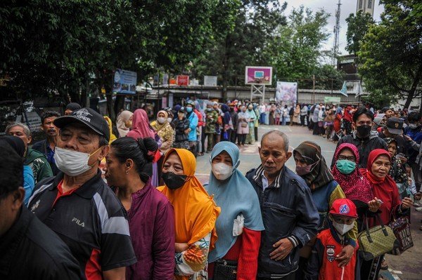 mengular panjang begini antrean operasi pasar beras murah di bandung