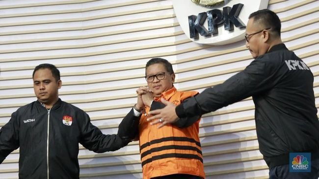 sekjen pdip hasto kristiyanto hasto mengenakan rompi oranye dan diborgol menyapa awak media di ruang konferensi pers gedung me 1740054915076_169