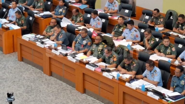 68823 rapat komisi i dpr ri bersama dengan panglima tni ksad ksau dan ksal membahas ruu tni