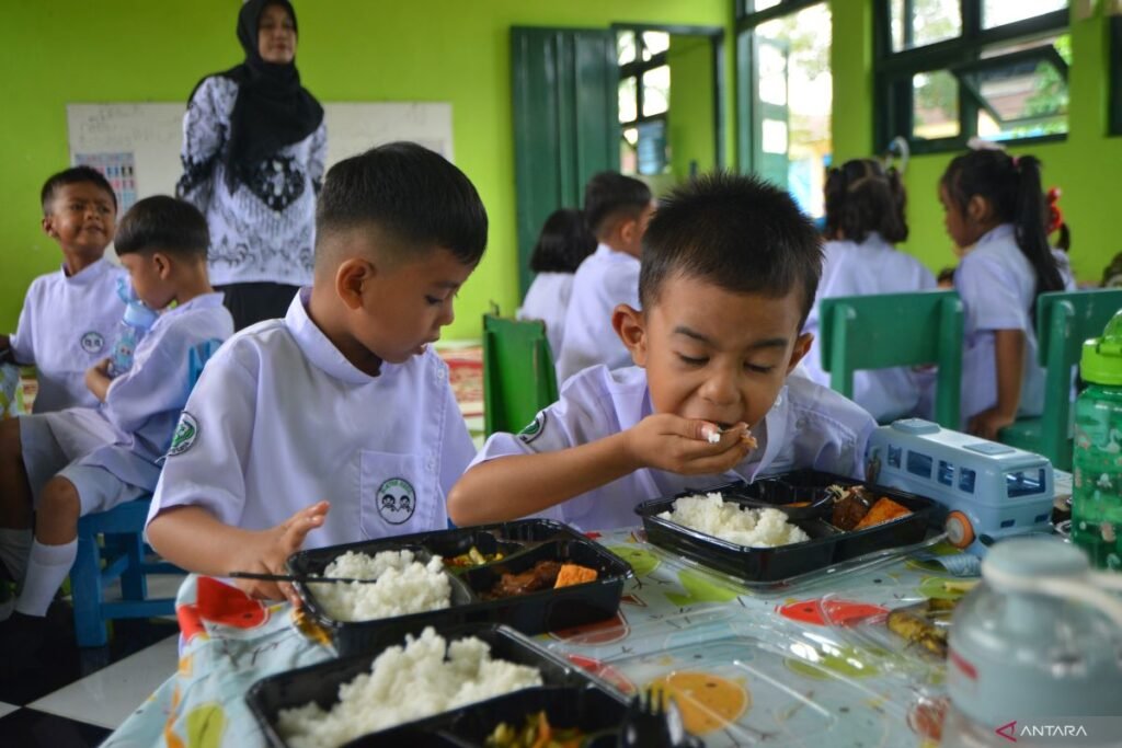 Pelaksanaan makan bergizi gratis di Padang 080125 Ief 4