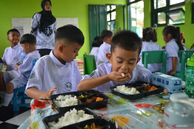 Pelaksanaan makan bergizi gratis di Padang 080125 Ief 4