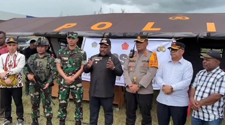 bupati yahukimo didimus yahuli memberikan keterangan terkait penyerangan di distrik anggruk 1742790801909_169