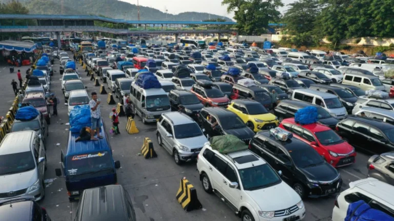 kepadatan arus mudik lebaran tol
