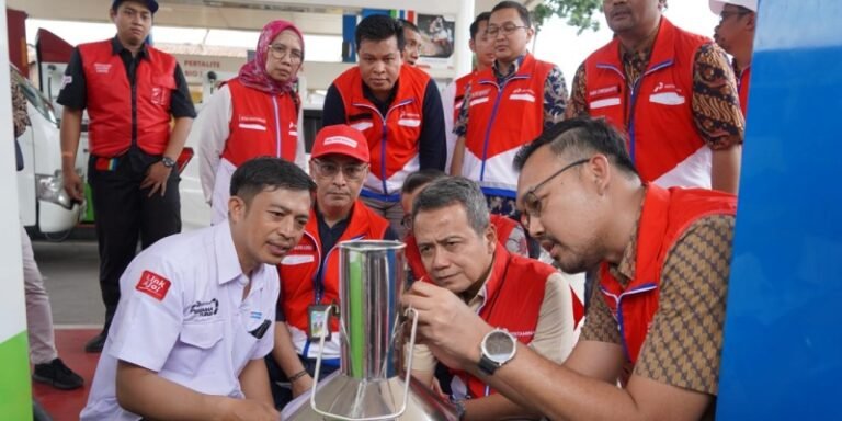 816569_01362804042024_Pertamina_tinjau_pasokan_BBM_di_Bandung