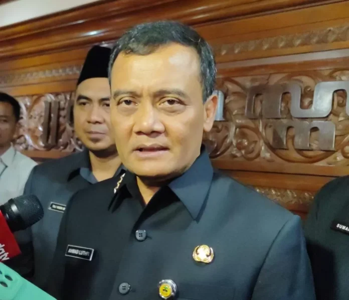 Gubernur-Jawa-Tengah-Ahmad-Luthfi.jpeg-696x598