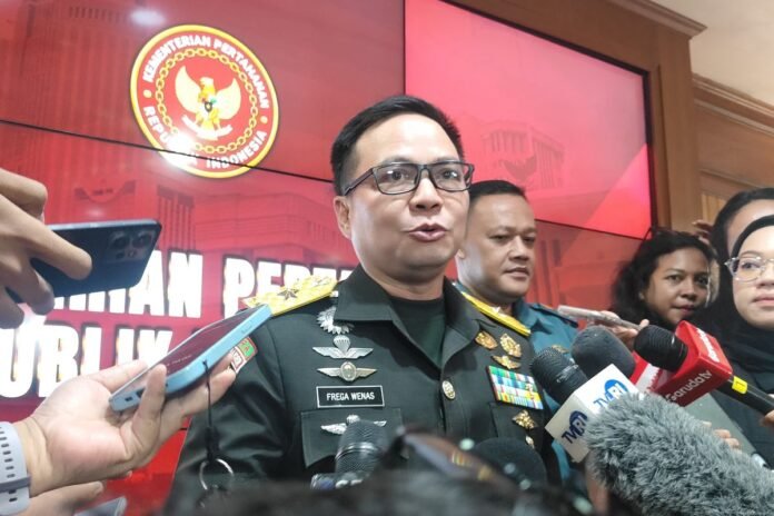 Kepala-Biro-Informasi-Pertahanan-Kementerian-Pertahanan-RI-Brigjen-TNI-Frega-Wenas-Inkiriwang-696x464