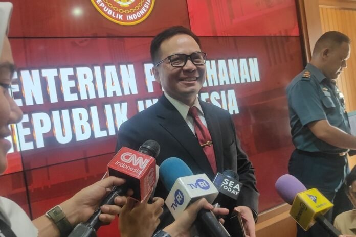 Kepala-Biro-Informasi-Pertahanan-Setjen-Kementerian-Pertahanan-RI-Brigjen-TNI-Frega-Wenas-Inkiriwang-2-696x464