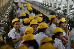 Posisi-Tawar-Buruh-Outsourcing-di-Era-MEA-300x201