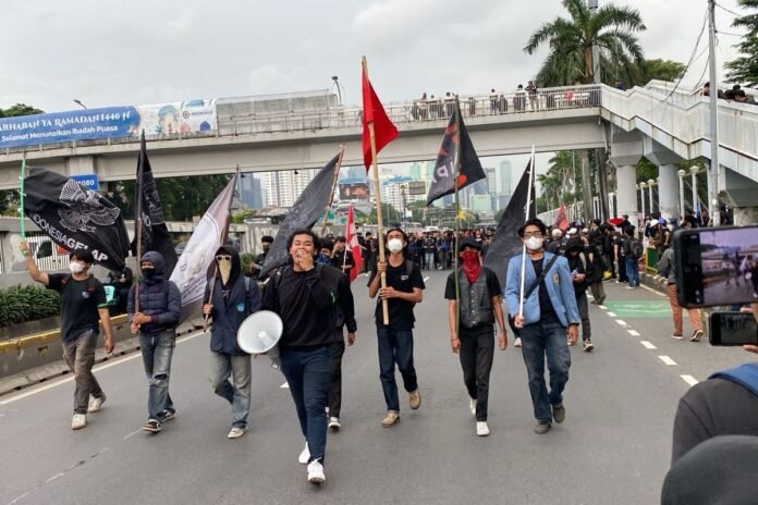 aksi-unjuk-rasa-demo-tolak-uu-tni-696x464