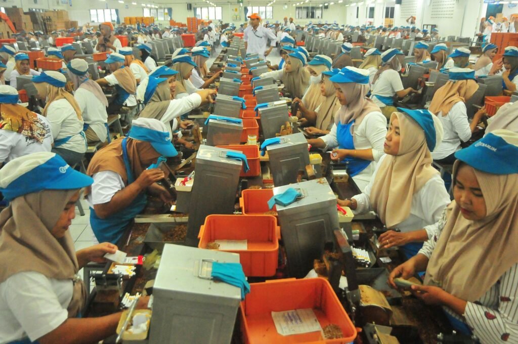 antarafoto-penyaluran-blt-bagi-pekerja-rokok-1744265726