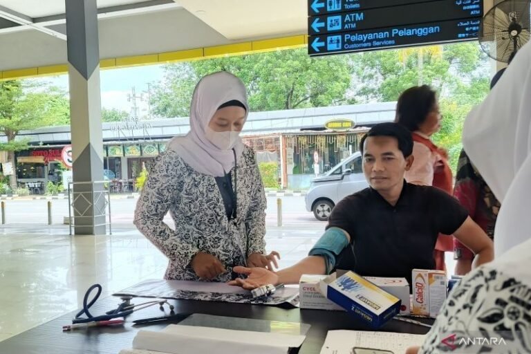 image_bank_2025_03_28_150039.353-pemudik-manfaatkan-posko-kesehatan-gratis-di-bandara-halim-cek-kesehatan-sebelum-mudik-lebaran-1