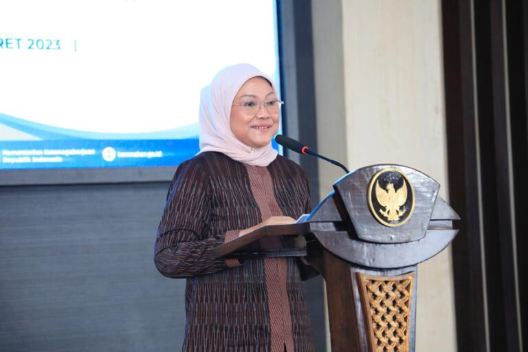 menteri-ketenagakerjaan-ida-fauziyah-saat-membika-sosialisas-s54t