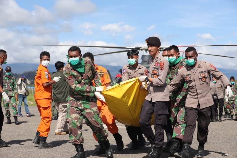 polisi-bantu-tni-evakuasi-12-jenazah-korban-heli-mi-17-di-papua-7LS47eOD6e