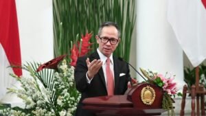 Ketua-Dewan-Komisioner-OJK-Mahendra-Siregar-300x169