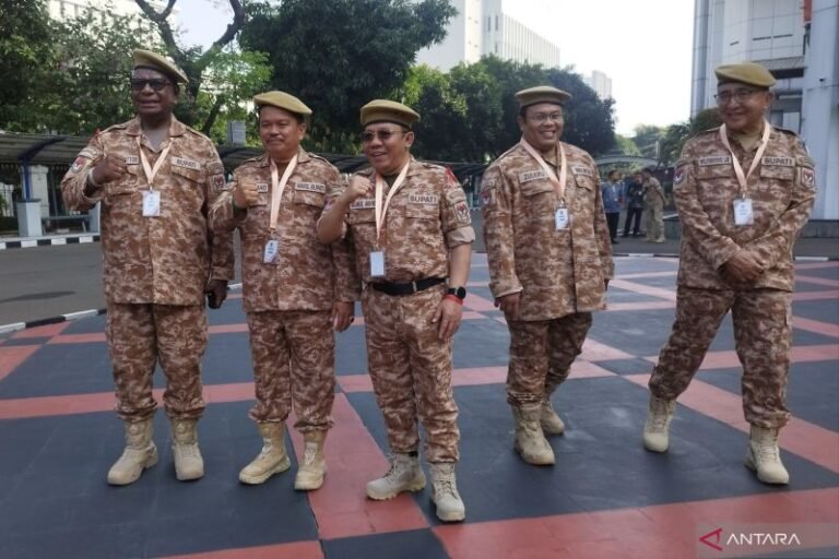 kepala-daerah-pakai-loreng-cokelat-saat-memulai-retret-gelombang-ii-foto-685777f4e01ef