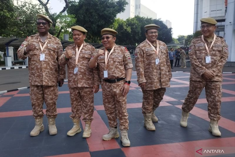 kepala-daerah-pakai-loreng-cokelat-saat-memulai-retret-gelombang-ii-foto-685777f4e01ef