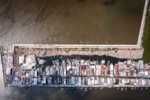 rencana-pembangunan-tanggul-laut-raksasa-di-pantura-jawa-1in7d-dom-300x200