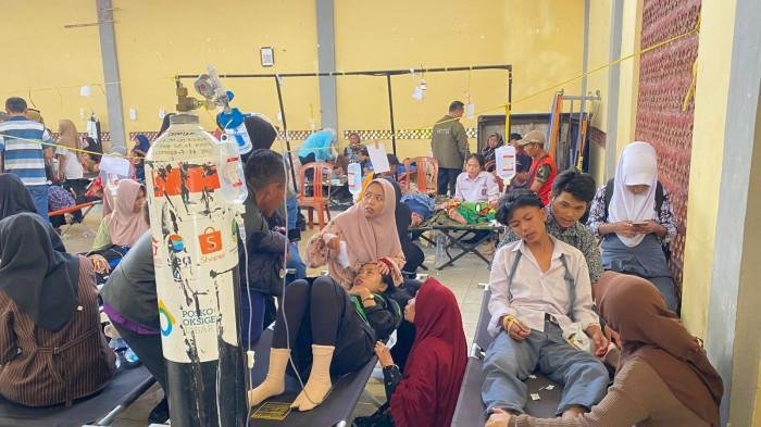 Kondisi-siswa-yang-mengalami-keracunan-MBG-saat-dirawat-di-GOR-Kecamatan-Cipongkor