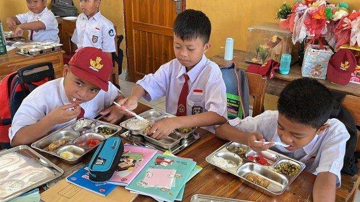 SPPG-Mandonga-Kendari-Sultra-Sajikan-Menu-Ayam-Goreng-Tepung-dan-Sayur-Tumis-untuk-12-Sekolah-Dasar