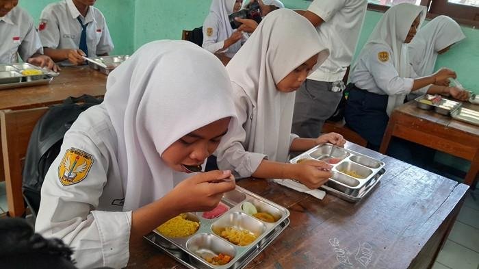 Siswa-SMPN-2-Cawas-MBG