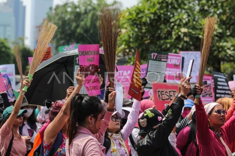 aksi-damai-aliansi-perempuan-indonesia-di-dpr-1k1x9-dom