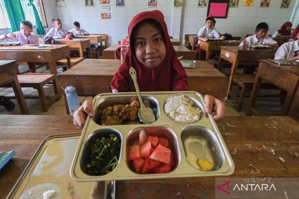 antarafoto-makan-bergizi-gratis-perdana-di-kendari-1736177085