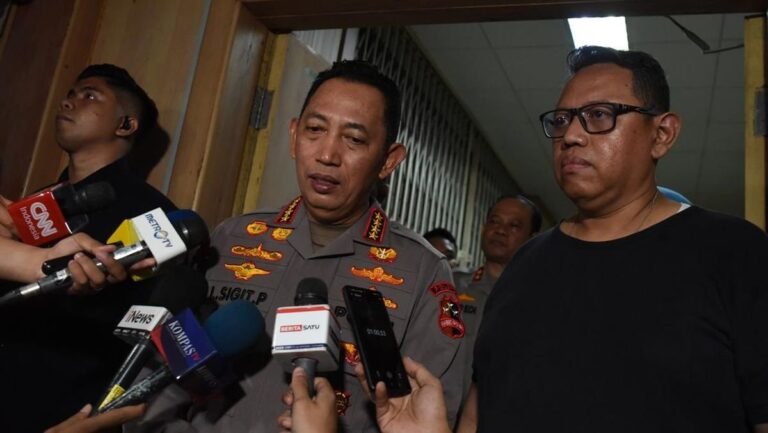 kapolri-temui-keluarga-korban-meninggal-pada-aksi-28-agustus-2025-1756429281583_169
