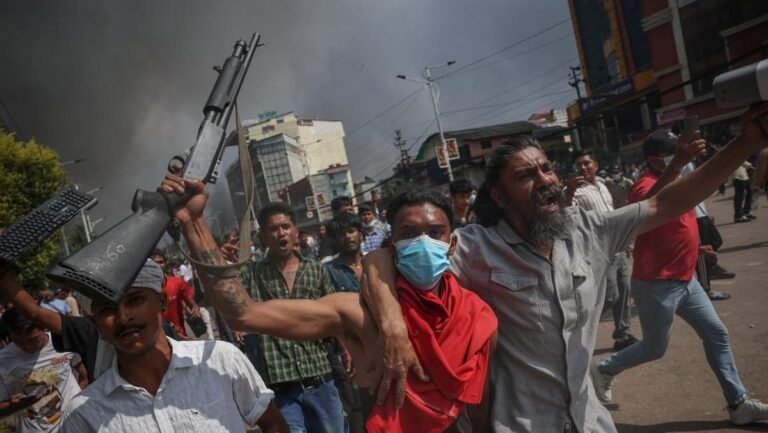 sejumlah-pendemo-di-nepal-berhasil-merampas-senjata-laras-panjang-milik-aparat-kepolisian-dan-militer-saat-demonstrasi-yang-be-1757507098578_169