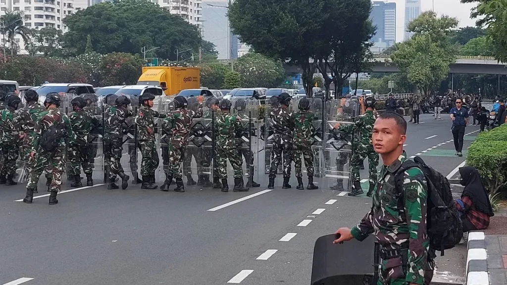 tni-polri-jaga-demo-dpr.jpg