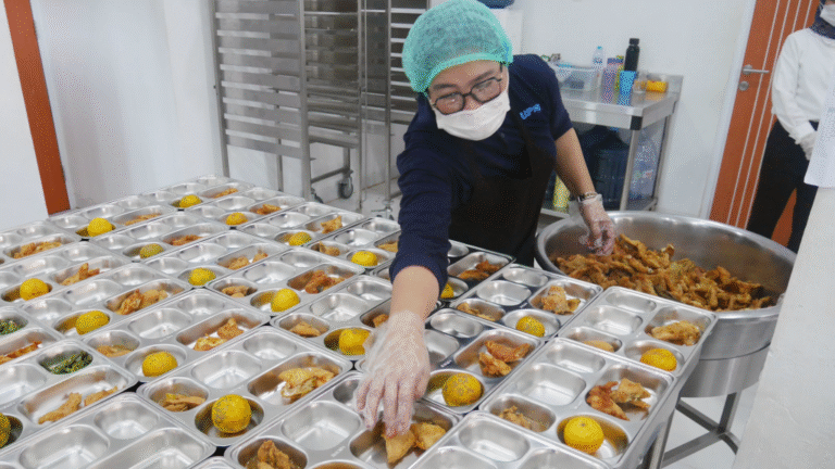 3.-3-photo-SPPG-sedang-memasukkan-makanan-ke-food-tray-1-1024x576-768x432