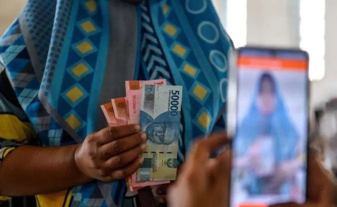 41821003032-bansos_tahap_ii_cair_akhir_mei_2025_kemensos_gunakan_dtsen_untuk_pastikan_bantuan_lebih_tepat_sasaran