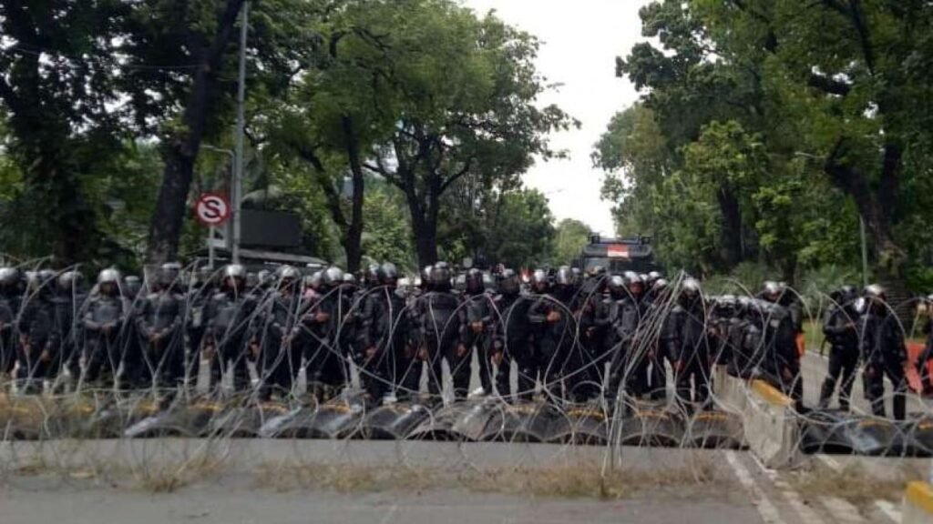 5f7ec5fb05ec5-polisi-amankan-demo-omnibus-law-di-jakarta_1265_711