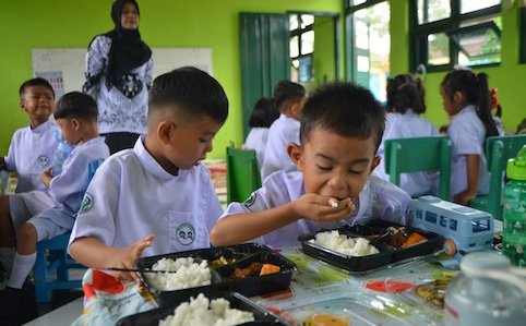 Anak-SD-lahap-menyantap-menu-MBG