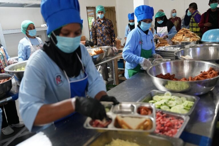 Ibu-ibu-memasak-MBG