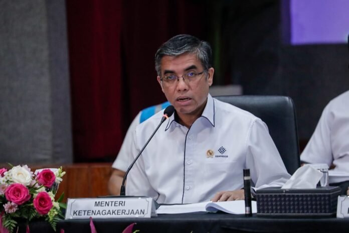 Menteri-Ketenagakerjaan-Menaker-Yassierli-program-magang-batch-2-696x464