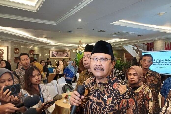Menteri-Sosial-Saifullah-Yusuf-kemiskinan-696x464-1