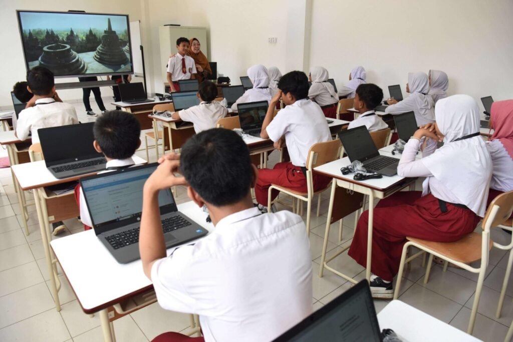 antarafoto-simulasi-sekolah-rakyat-di-srmp-6-jakarta-1752112375-1536x1024