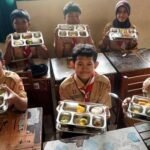 sejumlah-siswa-saat-mengikuti-pelaksanaan-program-makan-bergizi-gratis-mbg-di-sdn-jati-03-pagi-pulo-gadung-jakarta-timur-rabu-1746595202632_169