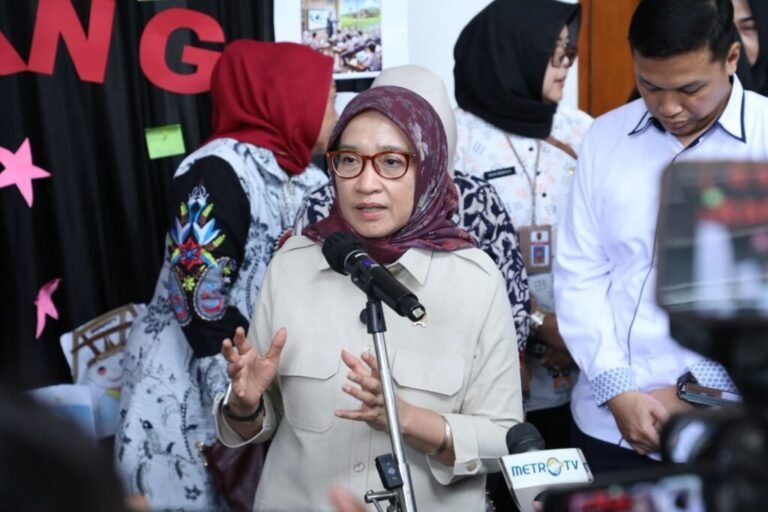 Menteri-PANRB-Rini-Widyantini-sekolah-rakyat-1024x682