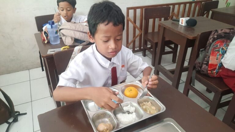 Siswa-SD-makan-makanan-bergizi-gratis-program-Prabowo-Gibran
