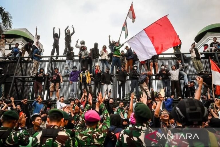 awas-jangan-terprovokasi-ini-bedanya-demonstran-dengan-perusuh-dalam-aksi-demonstrasi-foto-68b54d2096b0f