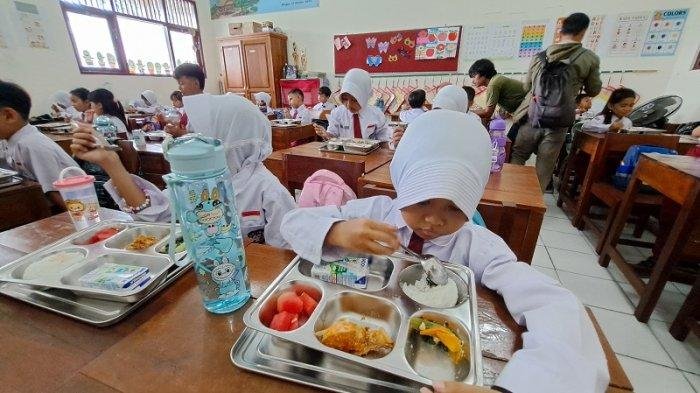 siswa-SDN-1-Kranji-Purwokerto-menikmati-makan-bergizi-gratis